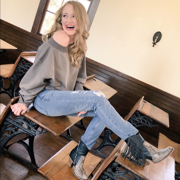 Welcome to my closet! Let’s shop! 🛍 - Picture 2 of 6